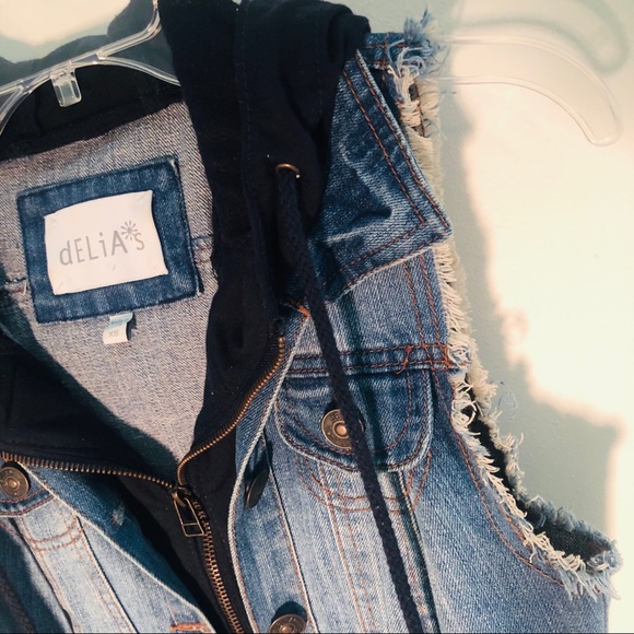 XS Delia’s Cropped Denim Vest - Picture 4 of 4